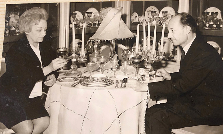 Mme Manasseh avec Mr Huchot  Directeur General de Baccarrat, 1963