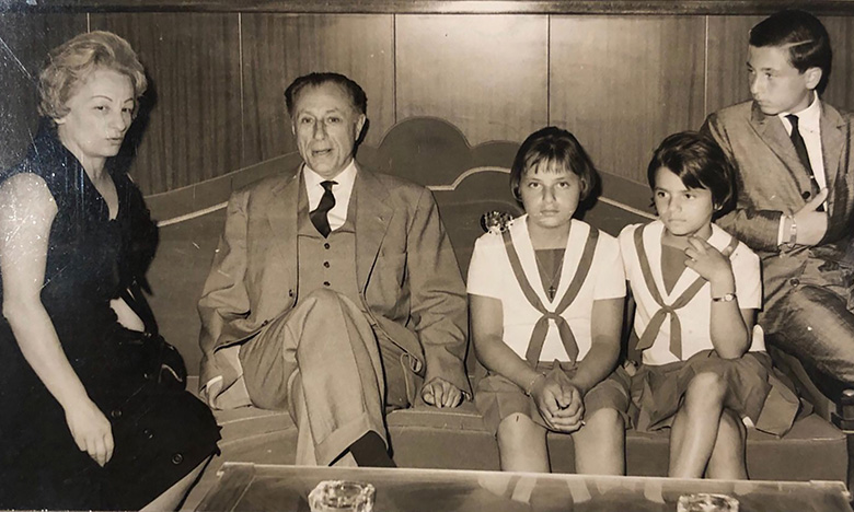 Madame Nadia Manasseh avec ces trois enfants Michelle, Claude et Lutfallah avec Toni Bouilliet president de Christfole 1963